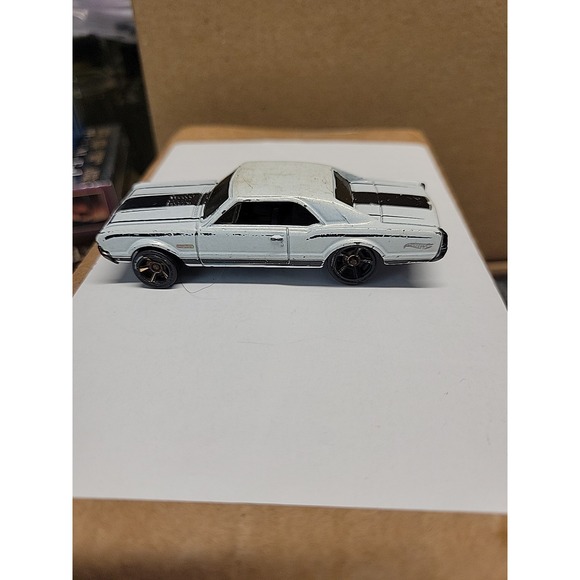 2012 HOT WHEELS '67 OLDSMOBILE 442 WHITE 1:64 DIECAST 3 1/8" CAR W BLACK STRIPES - Picture 3 of 5